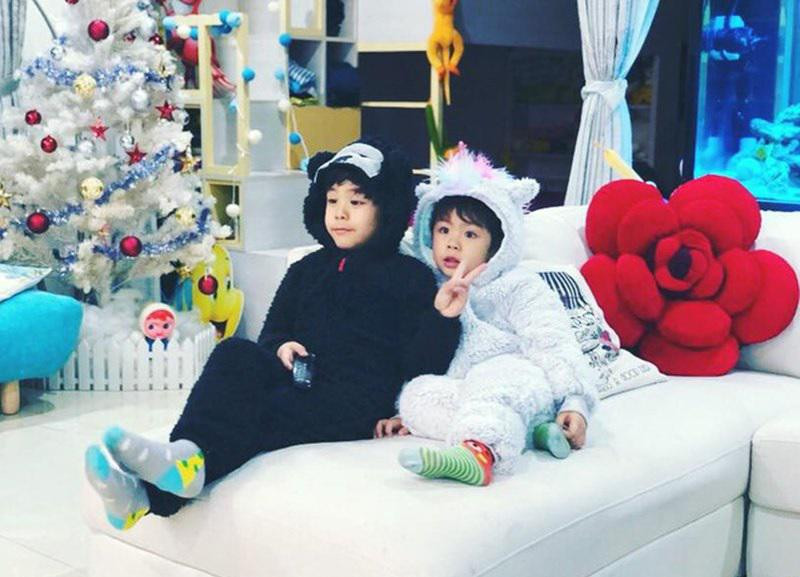 Một góc khác còn có sofa dài và bàn phòng khách.