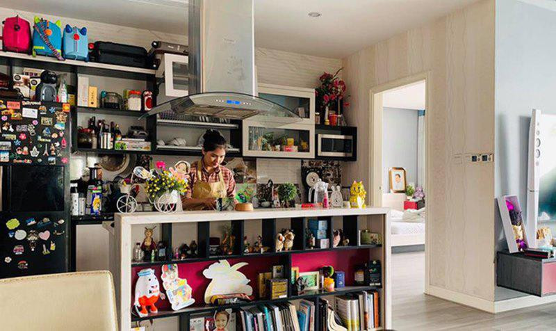 Phòng bếp khá lạ mắt với rất nhiều món đồ trang trí. Góc vui chơi sinh hoạt của các bé nhà nam MC