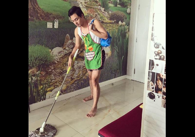 Lịch lãm trên sân khấu là thế nhưng khi về nhà nam MC điển trai sẵn sàng cởi com-lê vào bếp, dọn nhà giúp vợ, điều này khiến khán giả khá bất ngờ.