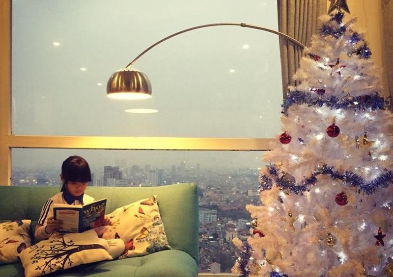 View trong nhà nhìn thẳng xuống phố phường Hà Nội.