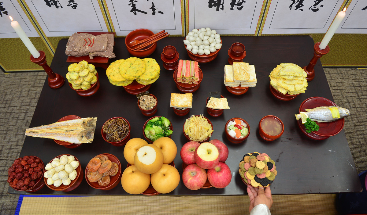 Mâm cỗ ngày Tết ở Hàn Quốc cũng rất được coi trọng. Đặc biệt, không thể thiếu món canh bánh gạo (Tteokguk). Người dân nơi đây thường có thói quen hỏi nhau đã ăn bao nhiêu bát Tteokguk bởi họ quan niệm ăn bao nhiêu bát Tteokguk sẽ lớn thêm bấy nhiêu tuổi. Ảnh: tway-air.vn.