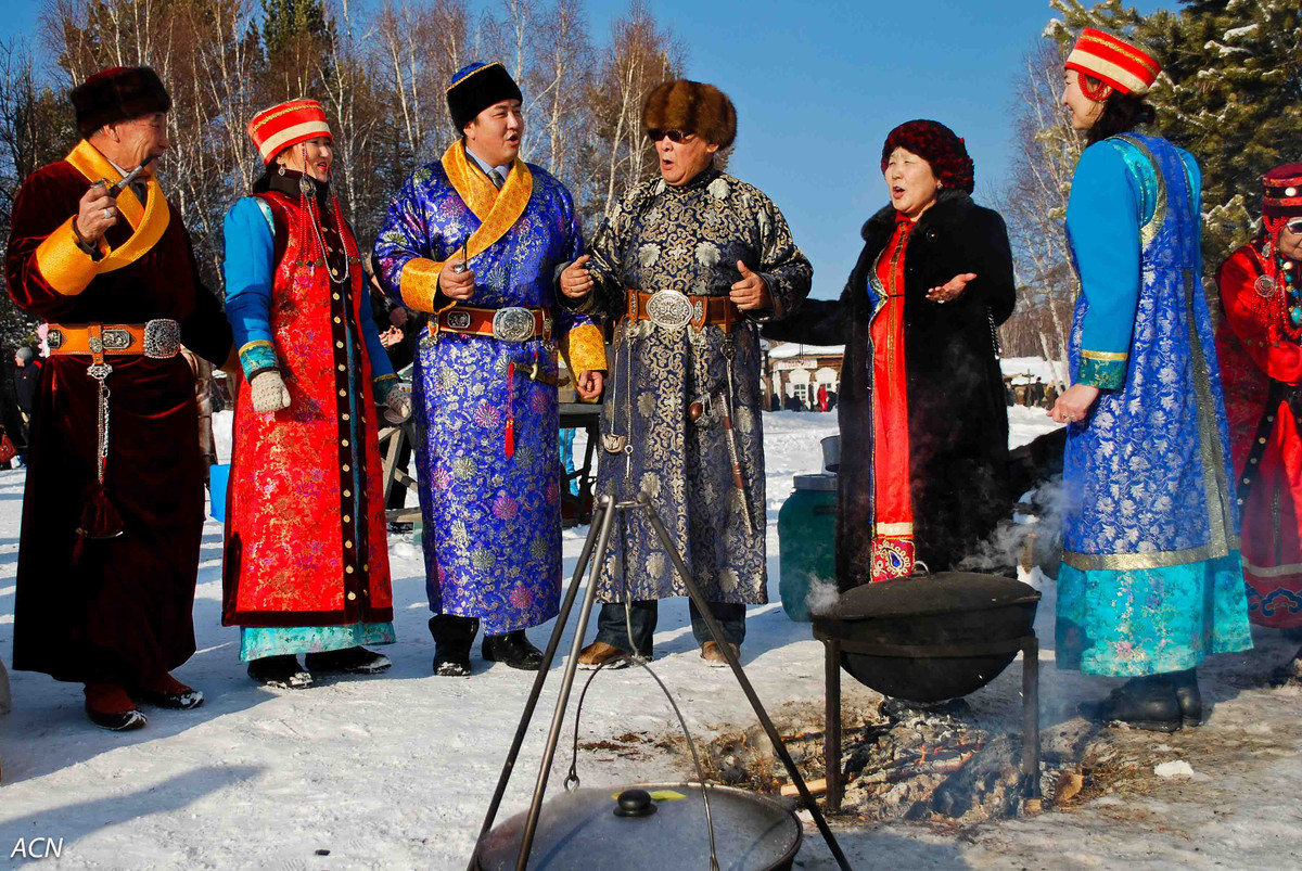 Trong 3 ngày Tết, người Mông Cổ sẽ chỉ mặc trang phục dân tộc. Mọi người thường tụ họp tại nhà của người già nhất trong vùng. Sau đó, họ cùng nhau trò truyện, vui đùa, trao đổi các món ăn và thưởng thức chúng. Ảnh: indy-guide.com.
