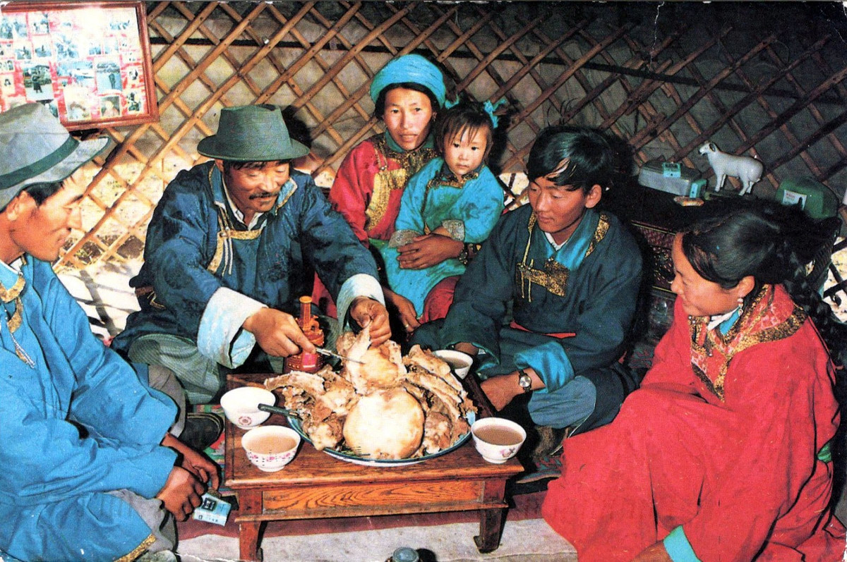 Tết cổ truyền hay còn gọi là Tsagaan Sar (Tết Tháng Trắng) là một trong hai dịp lễ lớn nhất trong năm ở Mông Cổ. Đây không chỉ là thời khắc báo hiệu mùa đông giá lạnh đã kết thúc mà còn là dịp để gia đình sum vầy và thắt chặt mối quan hệ. Ảnh: indy-guide.com.