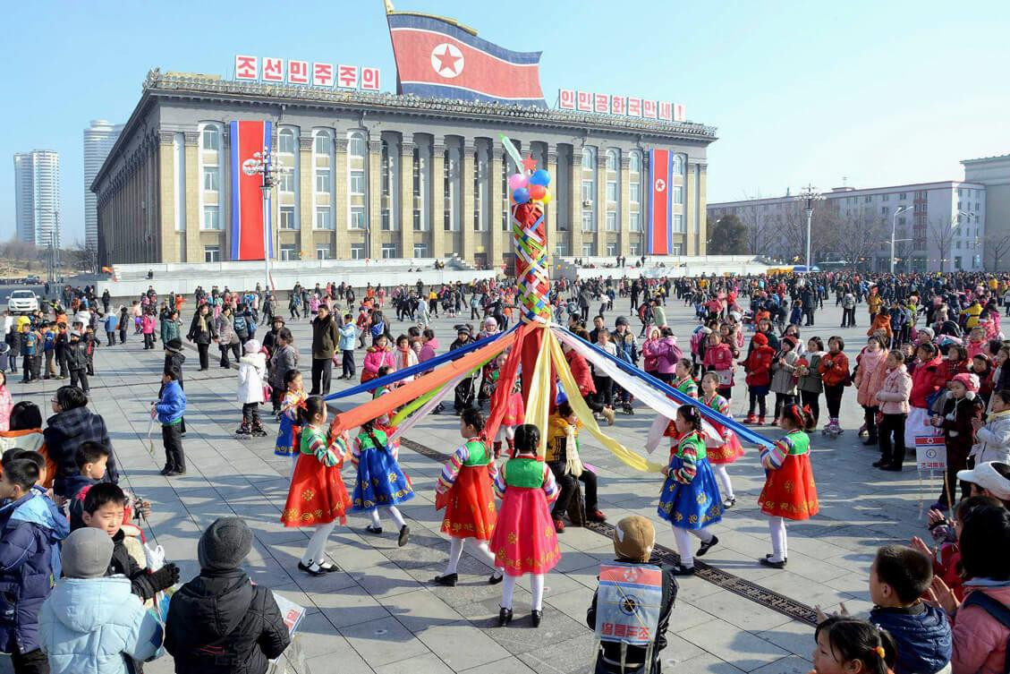 Giống như Hàn Quốc, Triều Tiên cũng đón Tết Nguyên đán vào mùng 1 tháng Giêng như phần còn lại của châu Á. Tết của người dân Triều Tiên kéo dài hàng tuần với nhiều phong tục truyền thống không thể thiếu như dán hình động vật lên cửa để cầu may, xem bói, đón trăng mọc… Ảnh: KCNA.