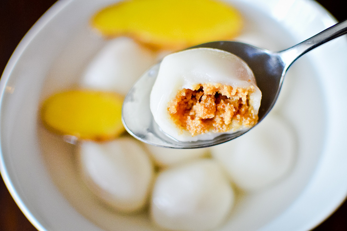 Vào dịp lễ tết, người Singapore thường ăn bánh tang yuan (bánh trôi tàu) với ý nghĩa đoàn viên, sum họp. Ngoài ra, mâm cỗ ngày Tết nơi đây cũng không thể thiếu các món ăn khác như Yusheng (cá sống), Chang shou mian (mỳ trường thọ), Pencai (món ăn bao gồm thịt heo, thịt gà, nấm, hải sản, bào ngư, hải sâm, sò điệp),… Ảnh: WordPress.com.