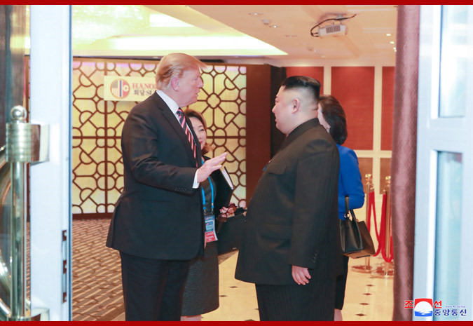 Theo Nhà Trắng, thực đơn cho bữa tối gồm 4 món: cocktail tôm, bít tết thăn bò ăn cùng kim chi lên men trong quả lê, bánh nhân chocolate chảy với dâu tươi và kem vani, cùng một loại đồ uống truyền thống của Triều Tiên có quả hồng sấy khô và mật ong. Ảnh: KCNA.