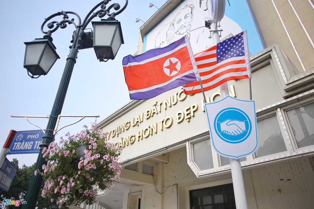 Các tuyến phố ven hồ Hoàn Kiếm đã bắt đầu treo cờ của hai nước Mỹ và Triều Tiên, đi cùng biểu tượng bắt tay dường như thể hiện thông điệp hòa bình của cuộc gặp này. Sự kiện được trông chờ sẽ diễn ra vào hai ngày 27-28/2, theo thông báo từ phía Mỹ.