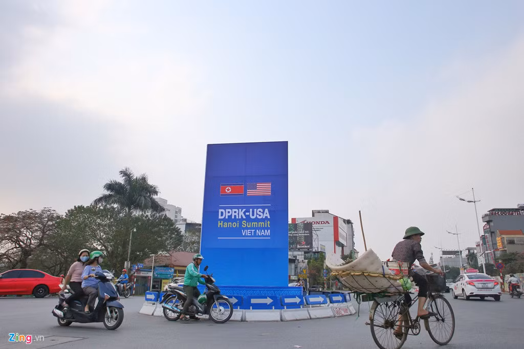 Phố phường Hà Nội ngày 19/2 đã bắt đầu được trang trí để chào đón Hội nghị thượng đỉnh Mỹ - Triều lần hai giữa Tổng thống Mỹ Donald Trump và Chủ tịch Triều Tiên Kim Jong-un. Trong ảnh, một tấm biển lớn thông báo về cuộc gặp Mỹ - Triều được dựng ngay ngã tư Nghi Tàm - Âu Cơ - Yên Phụ.