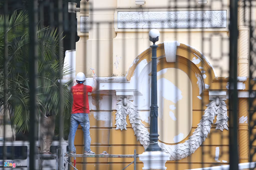 Một số địa điểm tại Hà Nội cũng đang được sơn sửa khi chỉ còn chưa đầy hai tuần nữa sự kiện diễn ra. Trong ảnh, công nhân đang sơn lại Nhà khách Chính phủ vào chiều 19/2.