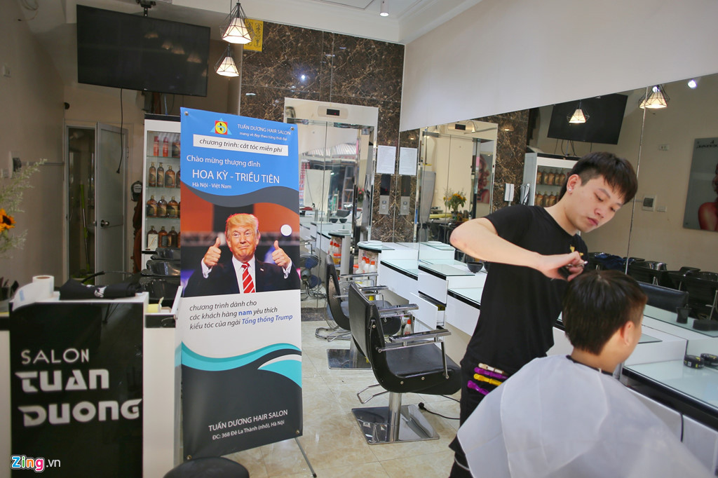 Trong khi đó, người dân Hà Nội cũng có những cách riêng để chào đón sự kiện này. Cửa hàng cắt tóc của anh Tuấn Dương (47 tuổi) tung chương trình cắt tóc miễn phí đặc biệt, đó là sẽ miễn phí cho khách hàng nào muốn cắt kiểu đầu như ông Kim hay ông Trump.