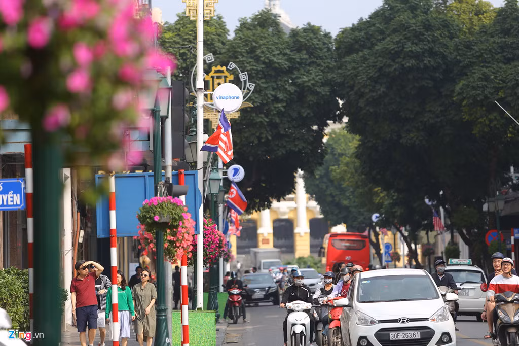 Người đi đường có thể dễ dàng nhìn thấy cờ Mỹ và cờ Triều Tiên treo dọc các con phố Tràng Tiền, Ngô Quyền,... Đây là lần thứ hai ông Trump và ông Kim gặp nhau sau cuộc gặp đầu tiên tại Singapore tháng 6/2018, sự kiện được xem là lịch sử trong quan hệ hai nước.