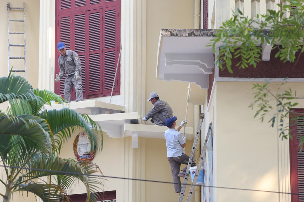 Đại sứ quán Triều Tiên tại Hà Nội cũng được sơn lại. Triều Tiên là một trong những nước thiết lập quan hệ ngoại giao sớm nhất với Việt Nam, từ đầu năm 1950.