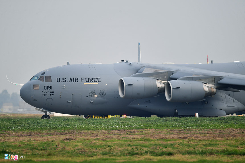 Ngoài ra, C-17 có thể chở theo 1 xe tăng chiến đấu chủ lực M1 Abrams, 3 xe bọc thép Stryker, 6 xe bọc thép nhẹ M117, 2 trực thăng và một số thiết bị quân sự khác.