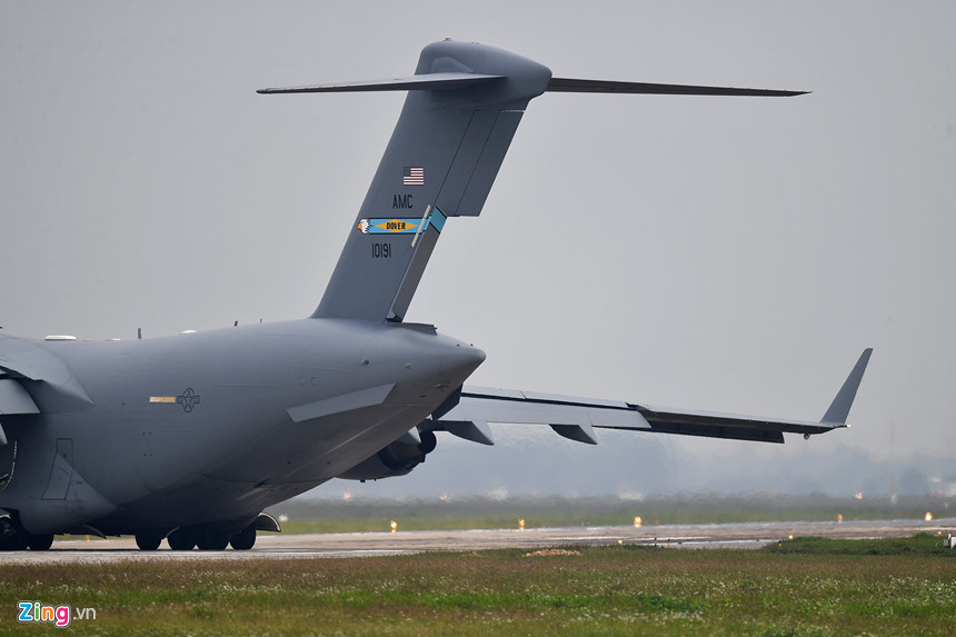 Nhờ khả năng chuyên chở ấn tượng, C-17 trở thành ngựa thồ dã chiến lý tưởng phục vụ cho các chuyến công du của tổng thống Mỹ. Nó sẽ chở theo xe, phương tiện hỗ trợ và đảm bảo an ninh tại các địa điểm mà tổng thống Mỹ công tác. Quá trình vận chuyển thường được thực hiện khoảng 10 ngày trước chuyến thăm.