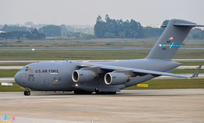 C-17 có chiều dài 53 m, sải cánh 51 m, cao 16 m, trọng lượng rỗng 128 tấn, tải trọng hàng hóa 77,5 tấn, trọng lượng cất cánh tối đa 265 tấn. Nó cần đường băng dài tối thiểu 2.300 m để cất cánh.