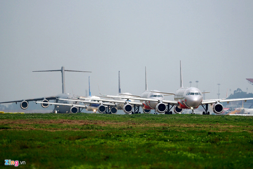 C-17 Globemaster III, máy bay chở hàng có biệt danh "ngựa thồ" của quân đội Mỹ, đang xếp hàng di chuyển ra đường băng sân bay Nội Bài, Hà Nội, để cất cánh chiều 20/2.