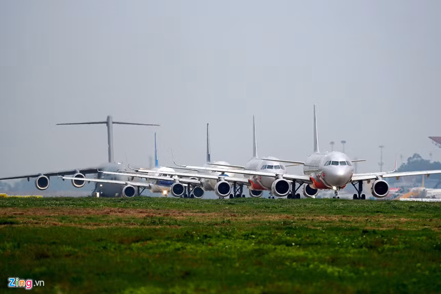 C-17 Globemaster III, máy bay chở hàng có biệt danh "ngựa thồ" của quân đội Mỹ, đang xếp hàng di chuyển ra đường băng sân bay Nội Bài, Hà Nội, để cất cánh chiều 20/2.