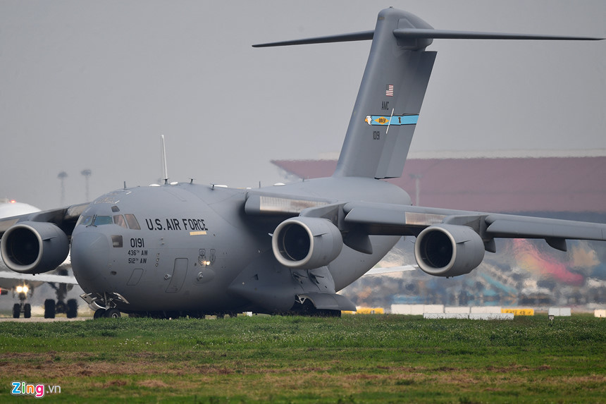 C-17 là máy bay vận tải chủ lực của quân đội Mỹ với nhiệm vụ chính là vận chuyển binh lính, hàng hóa, trang thiết bị quân sự phục vụ cho các chiến dịch và các căn cứ của Mỹ trên toàn cầu. Globemaster III có thể chở theo 77 tấn hàng hóa, 102 lính dù, tối đa 134 binh sĩ, hoặc kết hợp 36 bệnh nhân và 54 bệnh nhân cấp cứu.