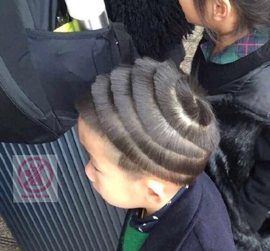 Bố gửi con ở cửa hàng cắt tóc, 5 phút sau quay lại đã nên nông nỗi này. Giờ về ăn nói làm sao với mẹ đây?