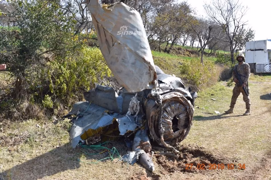 Trong không chiến cự ly gần, tốc độ Mach 2 của MiG-21 có rất ít ý nghĩa bởi khi đó tiêm kích chủ yếu cơ động ở vận tốc dưới âm nhằm tạo ra các động tác quay ngoặt nhanh chóng.