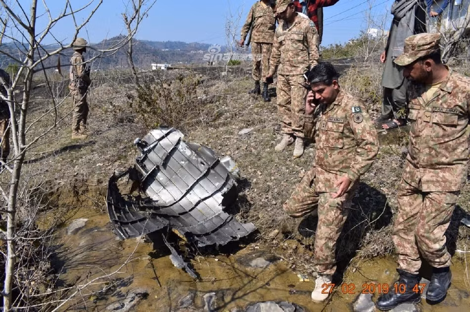Ngoài ra điểm yếu nữa của MiG-21 Bison nằm ở kết cấu khung thân, khi đôi cánh delta của nó quá nhỏ, không cho phép thực hiện những thao tác vận động linh hoạt trong không gian hẹp.