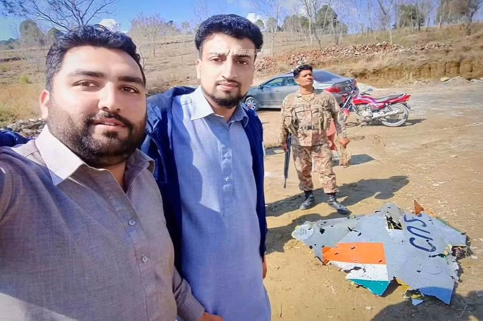 Trong khi phía Ấn Độ chưa đưa ra được bằng chứng đã bắn rơi tiêm kích F-16 của Pakistan như họ tuyên bố, thì phía truyền thông Pakistan đã cho đăng tải hình ảnh về hiện trường tiêm kích Ấn Độ bị bắn rơi trên vùng lãnh thổ của nước này ở khu vực Kashmir. Và cũng qua hình ảnh này chúng ta cũng có thể xác định máy bay Ấn Độ bị bắn rơi là một chiếc tiêm kích MiG-21.