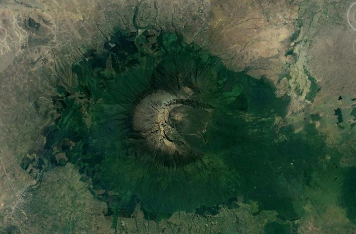 Lại một núi lửa khác ở thung lũng Great Rift, Kenya với miệng núi bất đối xứng nhìn từ Google Earth, giống như núi lửa St. Helens ở tiểu bang Washington của Mỹ.