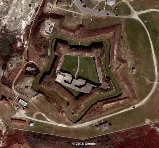 Dọc con kênh này là Fort Morgan (Mỹ), một pháo đài hình ngôi sao rất đẹp.