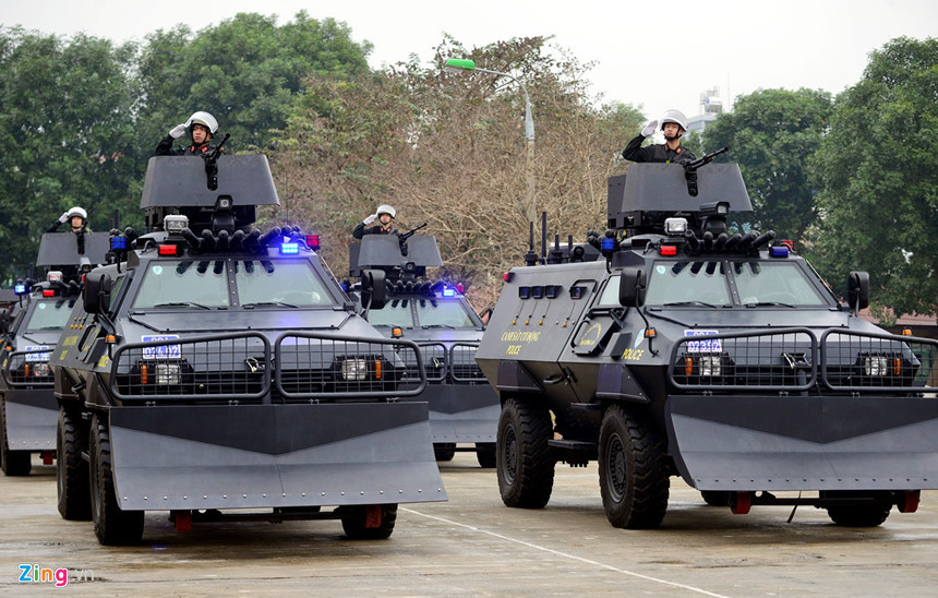 S5 còn được trang bị thêm lưỡi ủi phía trước để giải phóng chướng ngại vật. Bên trong xe được trang bị hệ thống liên lạc hiện đại. Phía sau và 2 bên hông xe được bố trí một số lỗ châu mai cho phép binh sĩ bắn từ bên trong. Ảnh: Lê Hiếu.