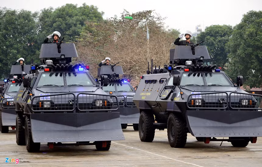 S5 còn được trang bị thêm lưỡi ủi phía trước để giải phóng chướng ngại vật. Bên trong xe được trang bị hệ thống liên lạc hiện đại. Phía sau và 2 bên hông xe được bố trí một số lỗ châu mai cho phép binh sĩ bắn từ bên trong. Ảnh: Lê Hiếu.