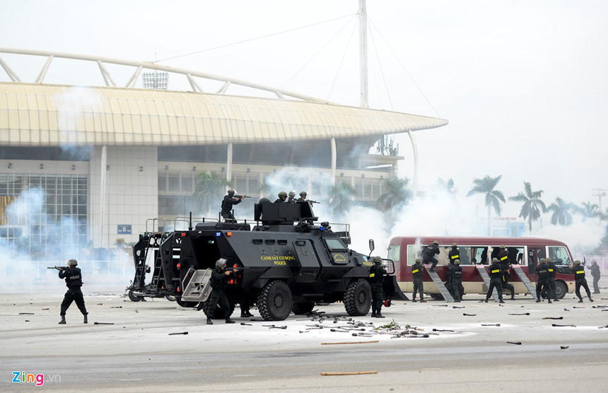 Xe bọc thép S5 đang được sử dụng trong biên chế lực lượng cảnh sát cơ động, đặc nhiệm của các nước Hàn Quốc, Indonesia, Malaysia và Việt Nam. S5 cùng với các phương tiện đặc chủng khác sẽ góp phần quan trọng trong việc đảm bảo an ninh cho hội nghị quan trọng này. Ảnh: Anh Tuấn