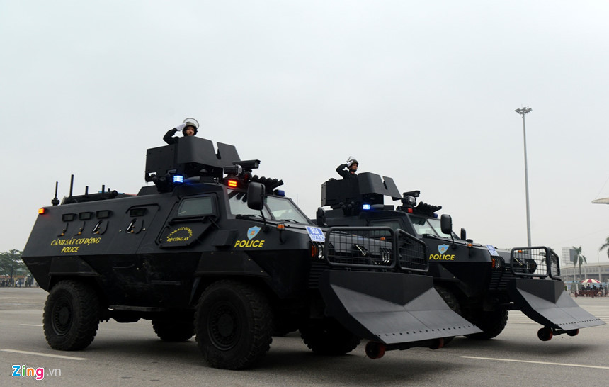 S5 có thể leo dốc 60 độ, vượt chướng ngại vật cao 0,5 m, lội nước sâu 0,8 m, chạy trên đường nghiêng 30 độ. Xe được trang bị lốp run-flat có thể tiếp tục chạy ở tốc độ cao ngay cả khi bị bắn thủng. Ảnh: Anh Tuấn.