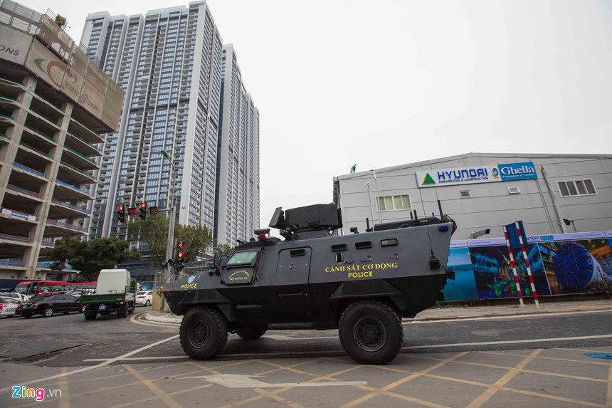 Công tác đảm bảo an ninh cho Hội nghị thượng đỉnh Mỹ - Triều đang được gấp rút chuẩn bị. Xe đặc chủng của cảnh sát cơ động bắt đầu xuất hiện trên đường phố Hà Nội để sẵn sàng giữ gìn an ninh, trật tự cho hội nghị. Ảnh: Thanh Tuấn.