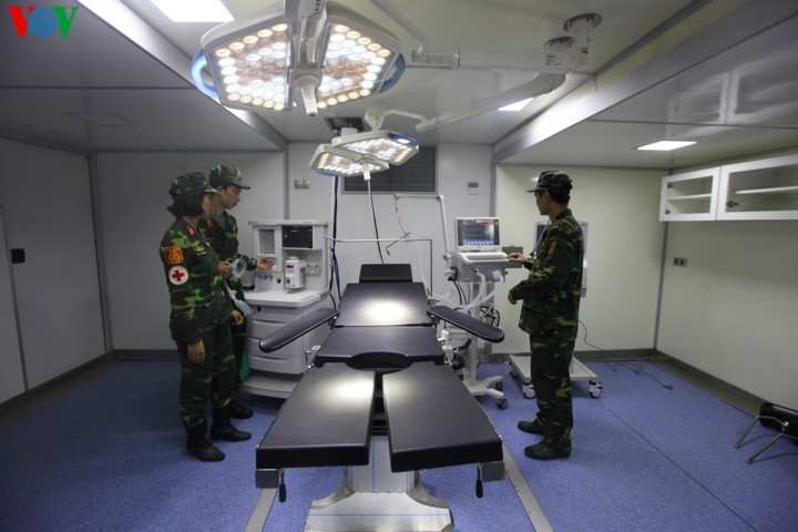 Các trang thiết bị và y bác sĩ phía trong một cabin. Liên Hợp Quốc yêu cầu rất chặt chẽ về công tác đảm bảo an toàn cho cán bộ nhân viên trong quá trình khám chữa bệnh. Vì vậy khi thành lập bệnh viện, các cán bộ luôn được cập nhật quy trình chuẩn về phác đồ điều trị để áp dụng cũng như huấn luyện thực hành thuần thục.