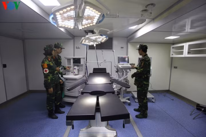 Các trang thiết bị và y bác sĩ phía trong một cabin. Liên Hợp Quốc yêu cầu rất chặt chẽ về công tác đảm bảo an toàn cho cán bộ nhân viên trong quá trình khám chữa bệnh. Vì vậy khi thành lập bệnh viện, các cán bộ luôn được cập nhật quy trình chuẩn về phác đồ điều trị để áp dụng cũng như huấn luyện thực hành thuần thục.