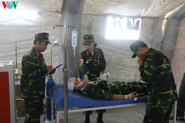 Rất nhanh chóng, đội ngũ y bác sĩ thuộc Bệnh viện dã chiến cấp 2 số 2 đã sơ cứu rồi đưa nạn nhân vào cấp cứu.