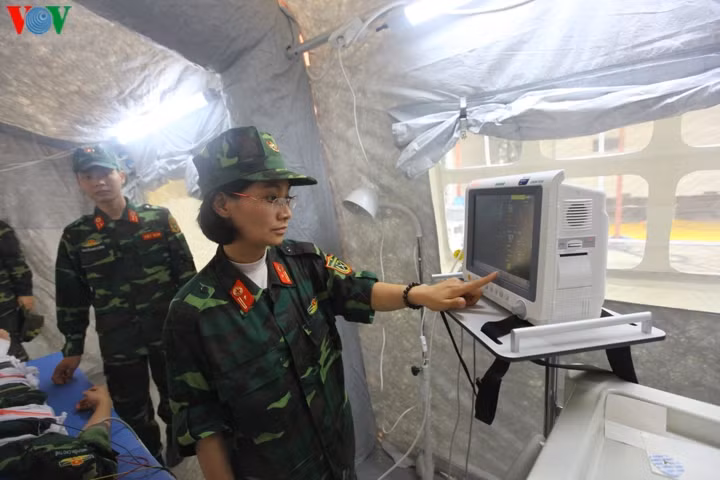 Với các trang thiết bị hỗ trợ hiện đại, việc xác định tình trạng chấn thương và cấp cứu diễn ra trôi chảy.