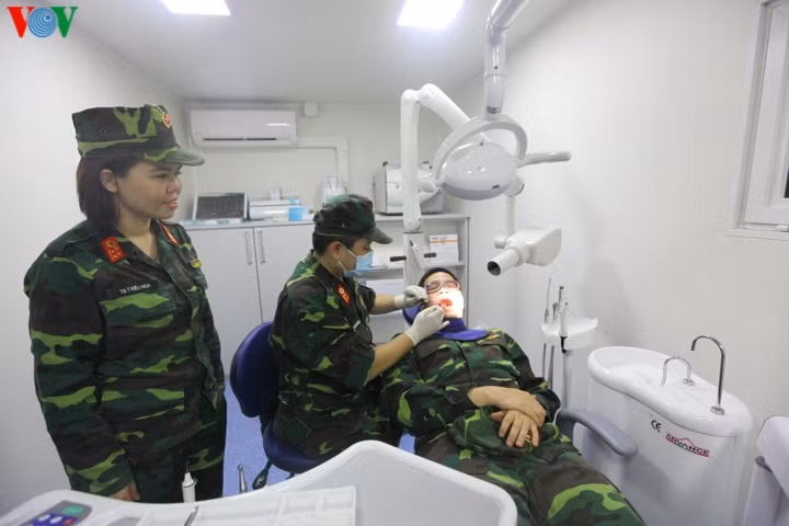 Bên cạnh trình độ chuyên môn cao, các bác sĩ - chiến sĩ của Bệnh viện dã chiến cấp 2 số 2 phải đáp ứng được yêu cầu về ngoại ngữ, sức khỏe... để có thể hoạt động ở những môi trường khắc nghiệt ở nước ngoài.