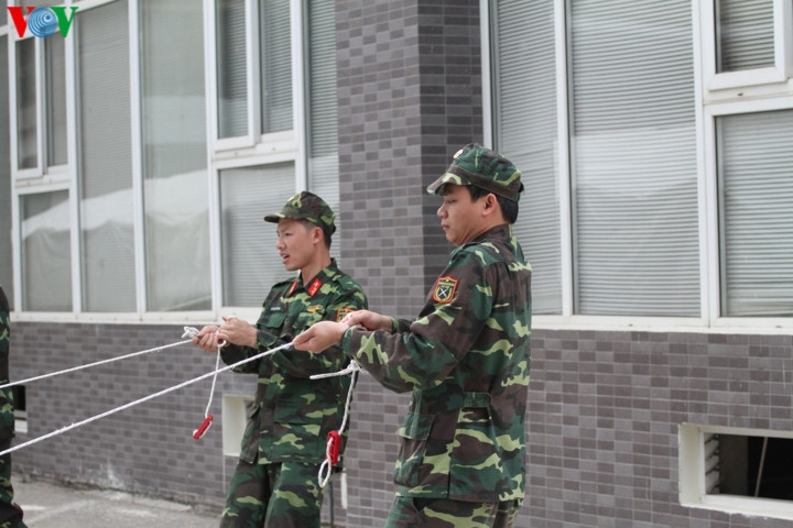 Chỉ sau khoảng 5 phút, với các thao tác thuần thục, những chiến sĩ quân y có thể dựng xong chiếc lều dã chiến.