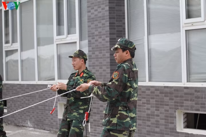 Chỉ sau khoảng 5 phút, với các thao tác thuần thục, những chiến sĩ quân y có thể dựng xong chiếc lều dã chiến.