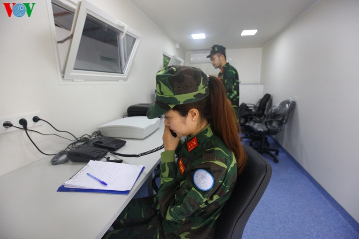 Khu vực điều phối thông tin luôn có từ 3-4 chiến sĩ túc trực để đảm bảo thông tin liên lạc không bị gián đoạn.