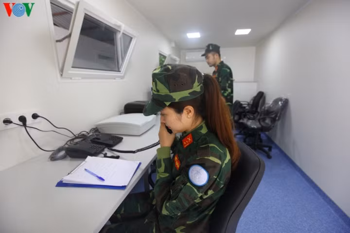 Khu vực điều phối thông tin luôn có từ 3-4 chiến sĩ túc trực để đảm bảo thông tin liên lạc không bị gián đoạn.