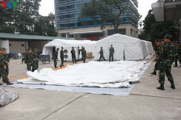 Quá trình dựng lều dã chiến của các chiến sĩ quân y.