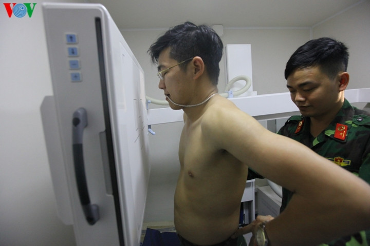 Một chiến sĩ được tiến hành chụp X quang trong một cabin của Bệnh viện dã chiến cấp 2 số 2.