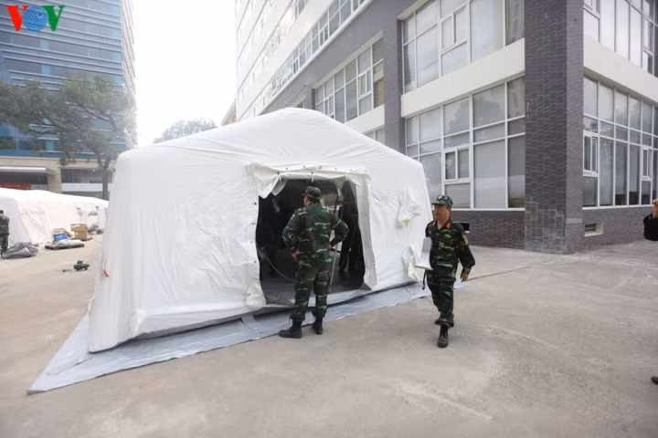 Một chiếc lều dã chiến khi được dựng hoàn thành.