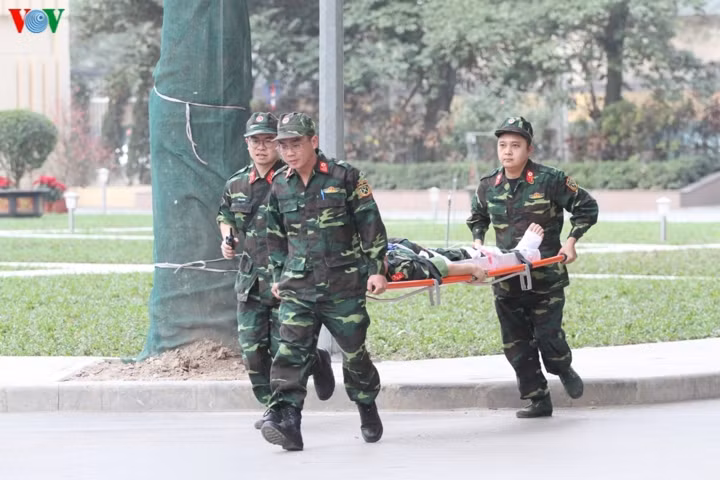 Các chiến sĩ quân y tại Bệnh viện dã chiến cấp 2 số 2 đang trải qua quá trình huấn luyện khắt khe từ cách đây 1 năm, dưới sự chỉ huy trực tiếp của thủ trưởng Học viện Quân y và Cục Gìn giữ hòa bình Việt Nam.