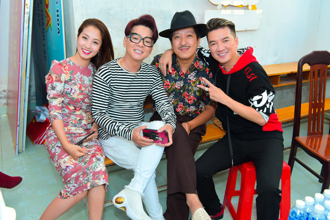 Dàn nghệ sĩ vui vẻ tạo dáng ở hậu trường trong chuyến lưu diễn đặc biệt tại trại giam Long Hoà.