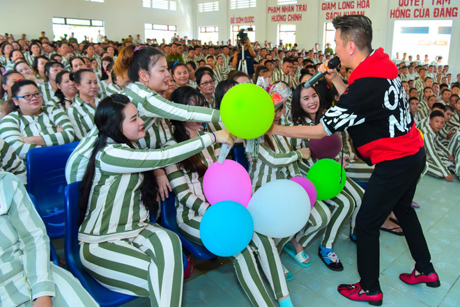 “Ông hoàng nhạc Việt” đã thể hiện rất nhiều bài hát theo yêu cầu của các tù nhân, từ nhạc trẻ đến Bolero. Không những thế, anh còn dành thời gian trò chuyện, hỏi han hoàn cảnh của một số phạm nhân nơi đây.