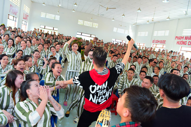 Nhiều tù nhân tỏ ra phấn khích, vừa nhún nhảy vừa hát theo Mr. Đàm trong lúc anh biểu diễn.