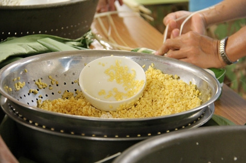 Các loại nguyên liệu gói bánh chưng, bánh tét đã được ngâm, tẩm ướp sẵn sàng.